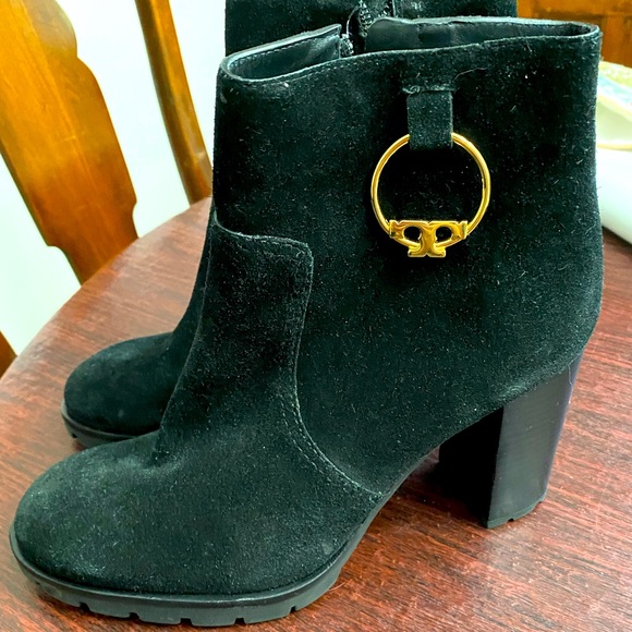 Tory Burch Black Suede Sofia Lug Sole Logo Charm Ankle Boots - Size 9 - Picture 1 of 6